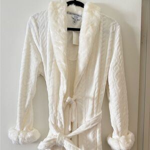 Jones New York Plush White Robe